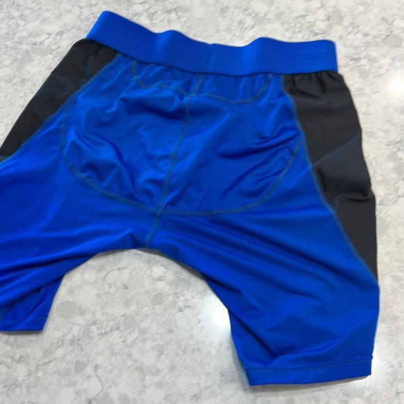 Box Menswear Defined Behind Compression Shorts. Medium - Picture 4 of 4